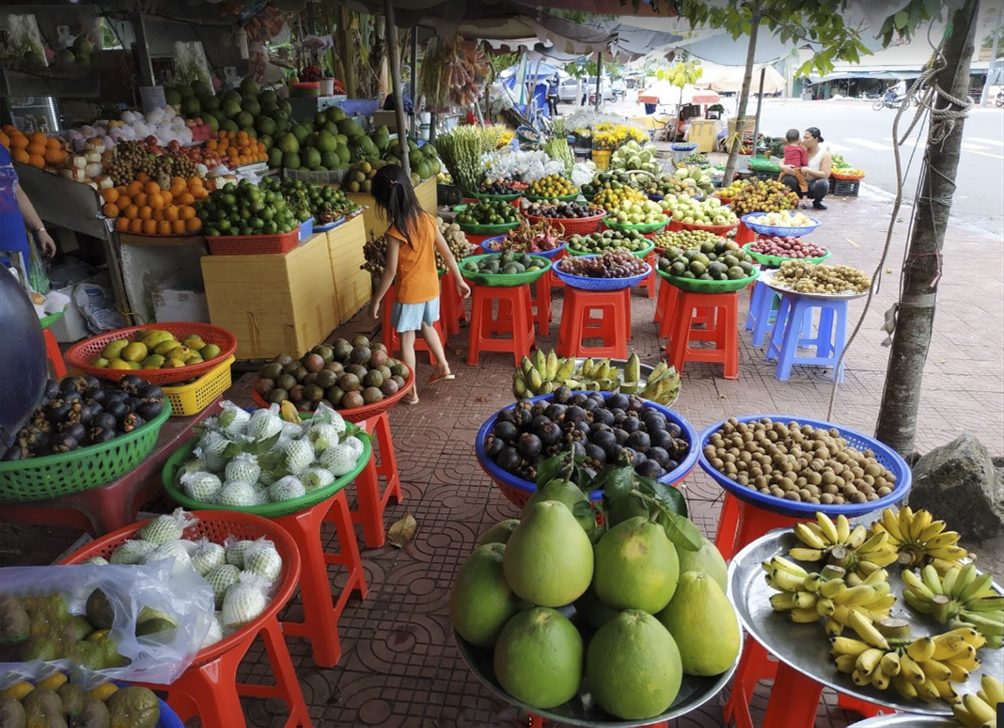 Gian hàng bán hoa quả ở chợ Côn Đảo