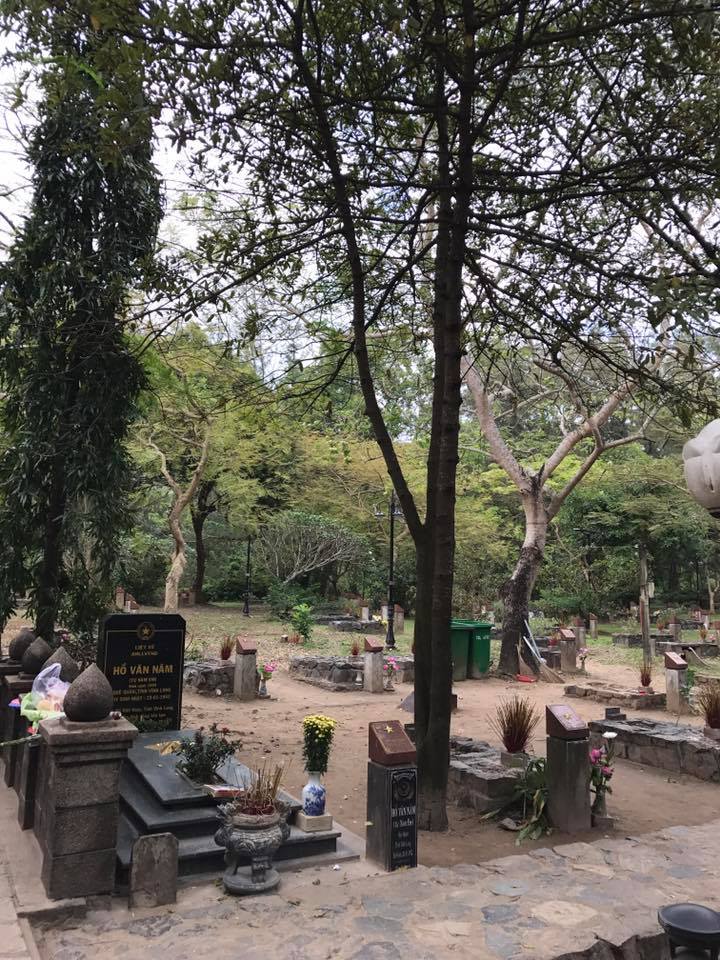 Đừng quên thắp hương cho các anh hùng liệt sỹ ở nghĩa trang Hàng Dương khi đi lễ cô Sáu