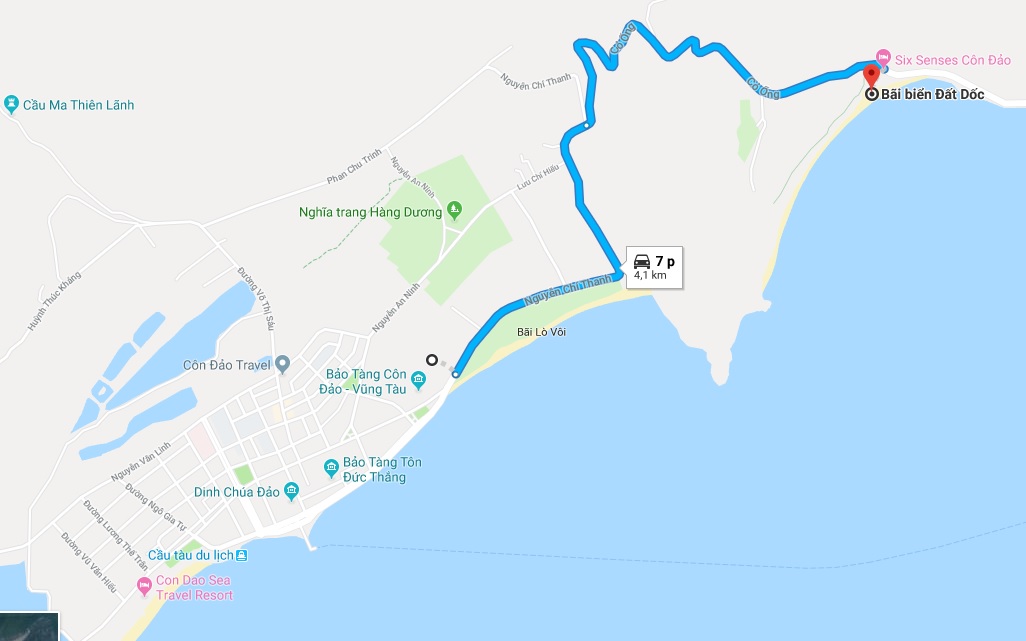 Đường đi từ bãi biển Đất Dốc đến các điểm du lịch nổi tiếng của Côn Đảo như bảo tàng Côn Đảo, nhà tù Côn Đảo, cầu tàu 914...