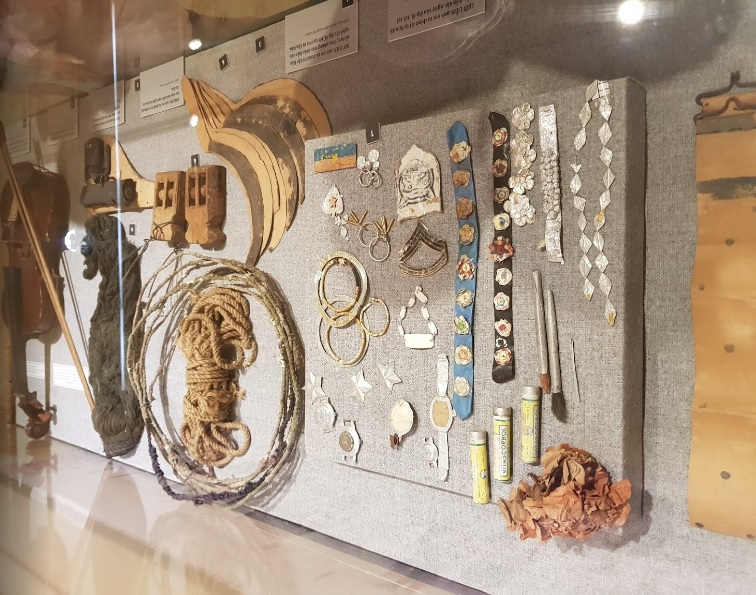 Dây thừng, lưỡi liềm, dụng cụ bào gỗ được trưng bày trong Bảo tàng Côn Đảo