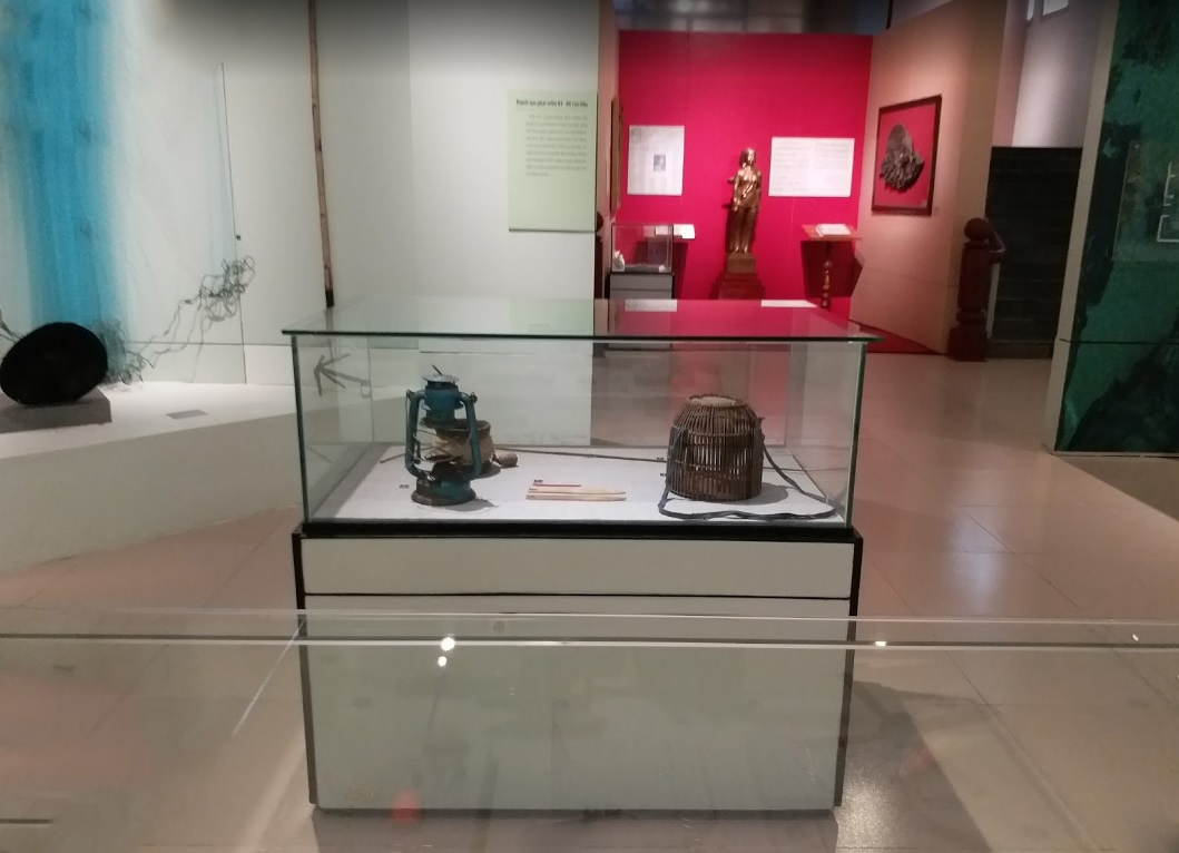 Chiếc nơm đánh cá và đèn dầu được trưng bày trong Bảo tàng Côn Đảo