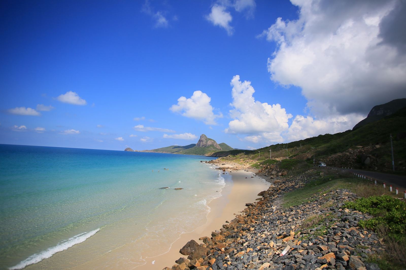 Ngoài những bát cát trắng mịn, biển Côn Đảo còn thu hút du khách bởi những bãi đá lạ mắt