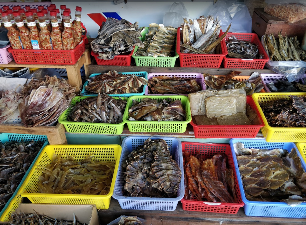 Gian hàng đồ khô trong chợ Côn Đảo