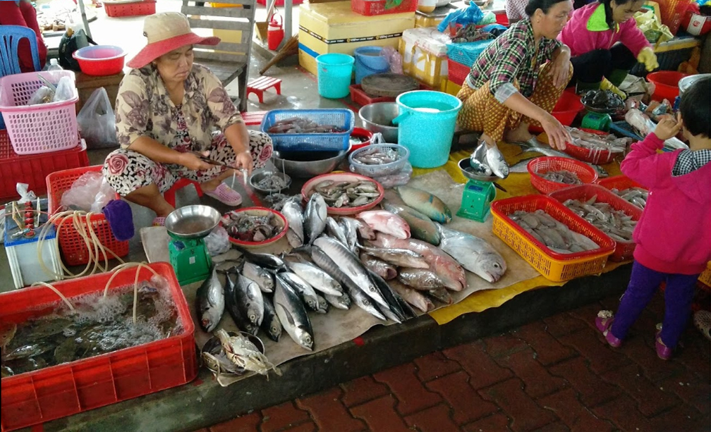 Khu bán hải sản tươi sống ở chợ Côn Đảo