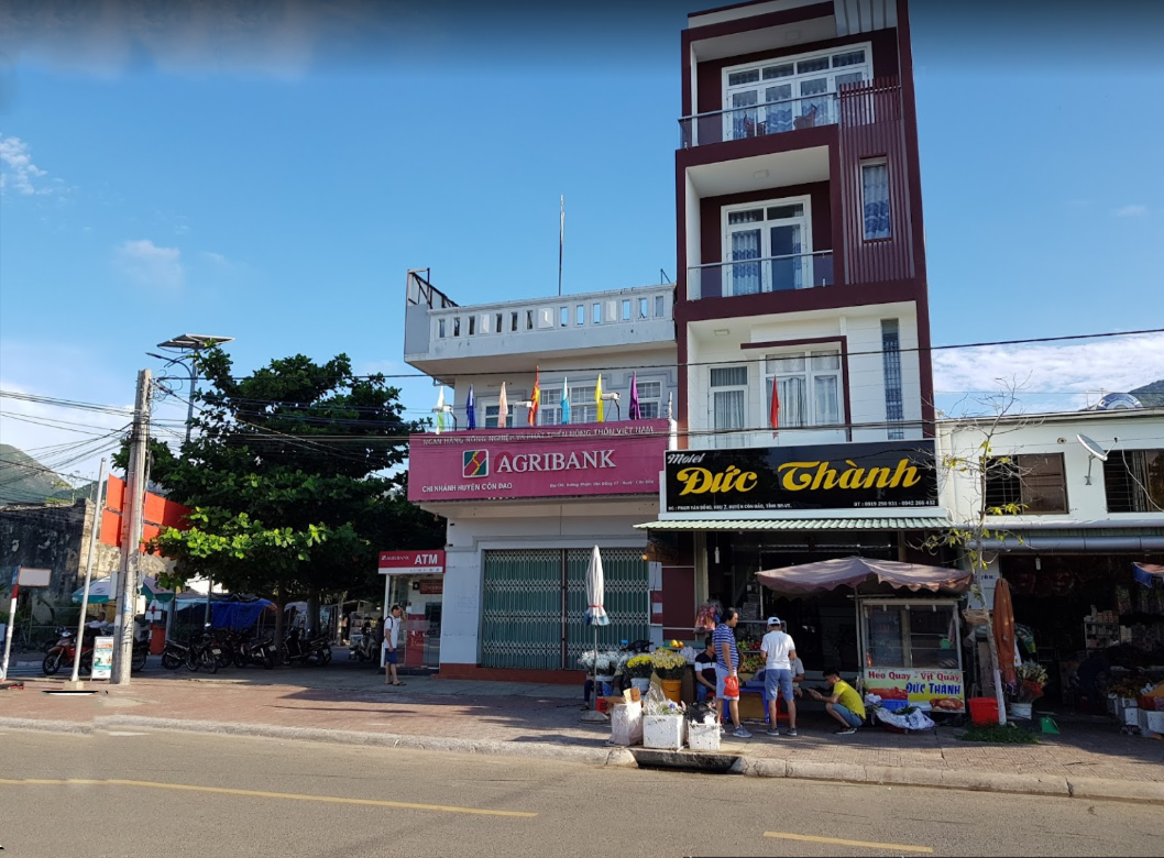 Ngân hàng Agribank và cây ATM của Agribank trên đường Phạm Văn Đồng, Côn Đảo