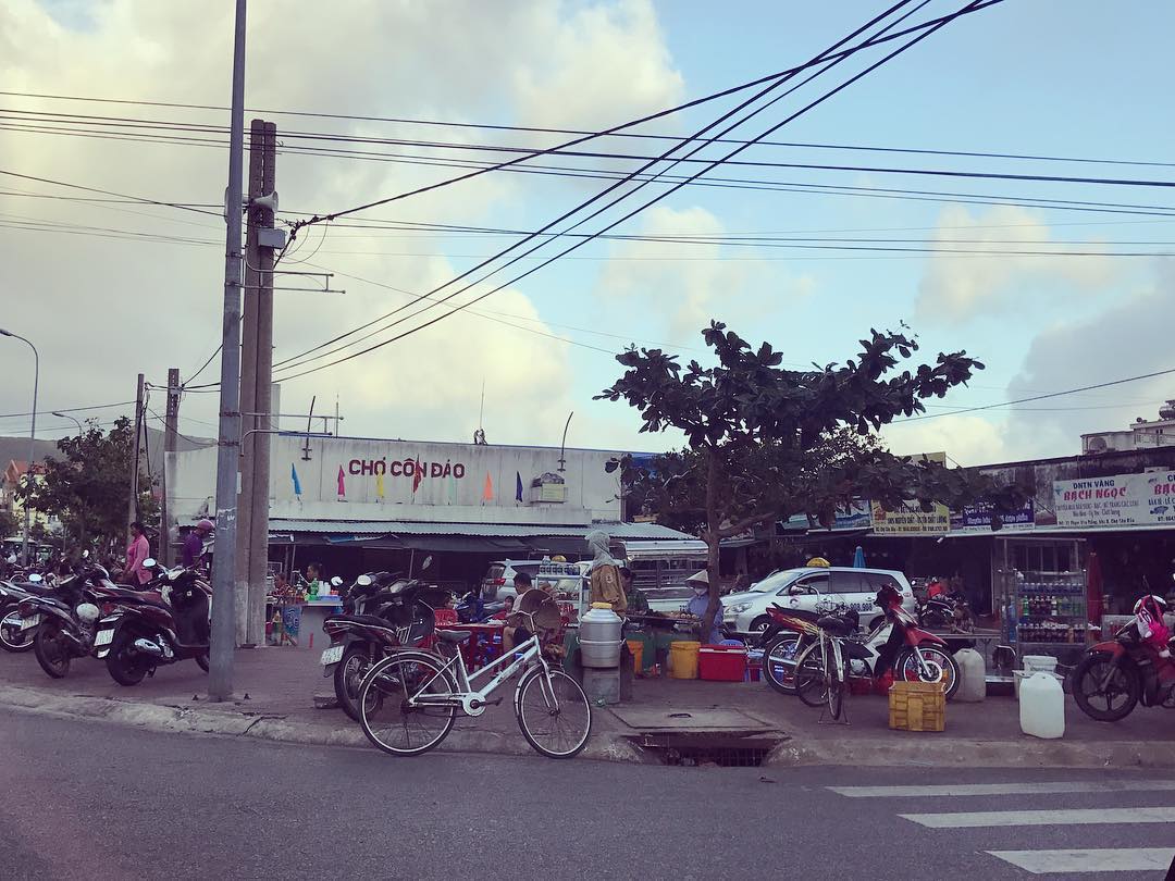 Quanh chợ Côn Đảo có rất nhiều quán ăn