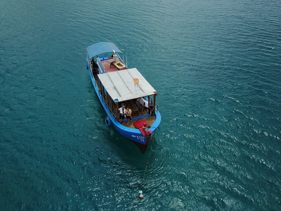 Chiếc thuyền đưa bạn ra khơi xa để đi lặn ngắm san hô ở Côn Đảo
