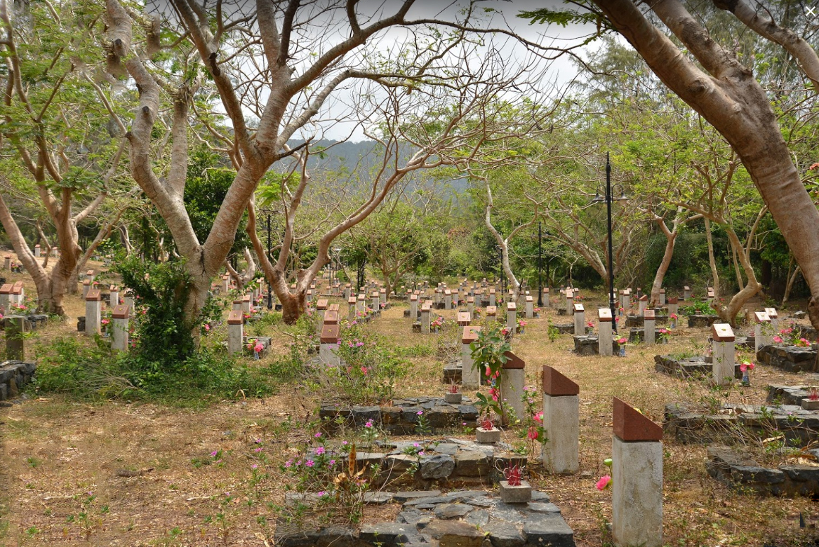 Những phần mộ phần lớn còn vô danh ở nghĩa trang Hàng Dương