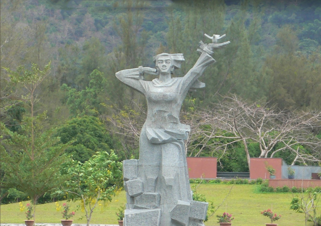 Tượng đài chị Võ Thị Sáu ở nghĩa trang Hàng Dương