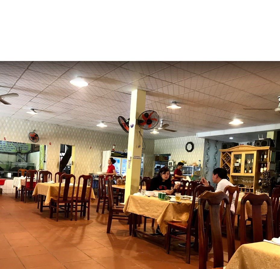 Không gian bên trong nhà hàng Ớt Côn Đảo