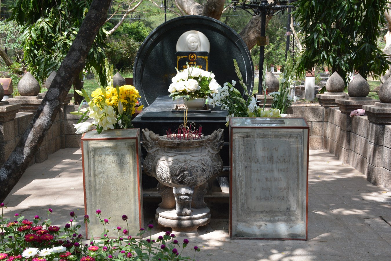 Mộ chị Võ Thị Sáu tại nghĩa trang Hàng Dương