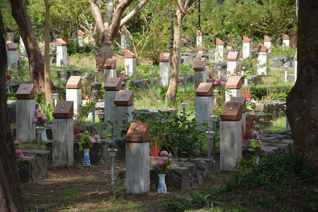 Mộ các liệt sĩ tại nghĩa trang Hàng Dương